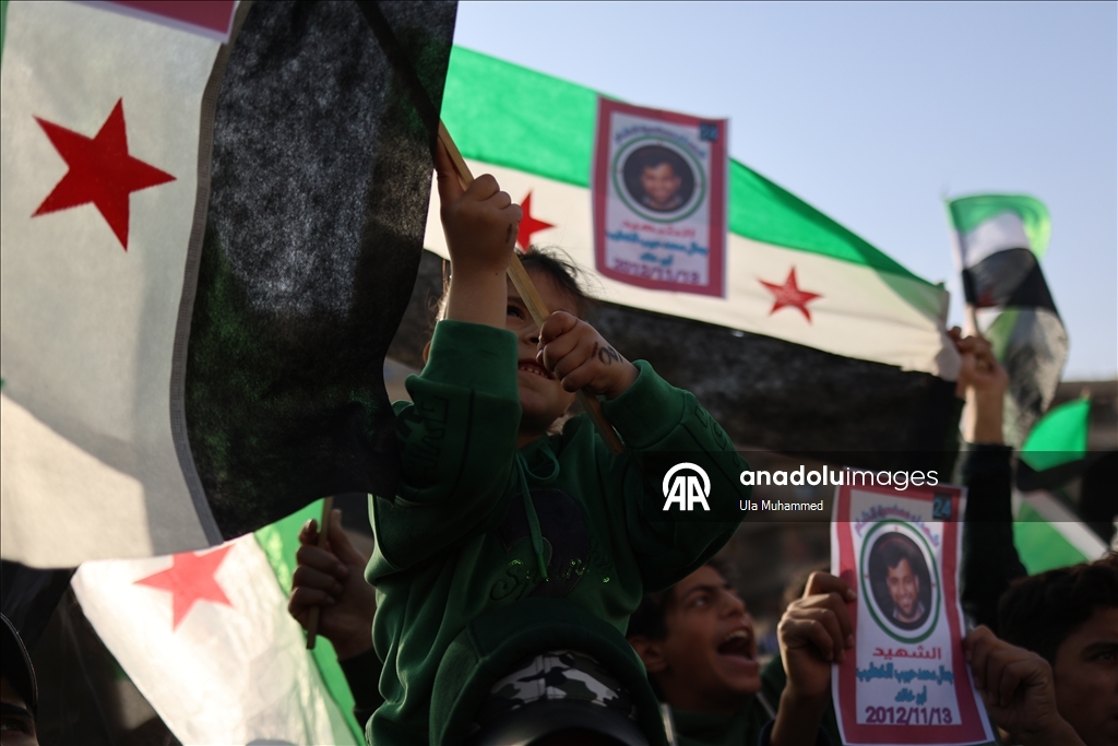 Suriye halkı, 61 yıllık Baas rejiminin devrilmesinin birinci yıl dönümünü kutluyor