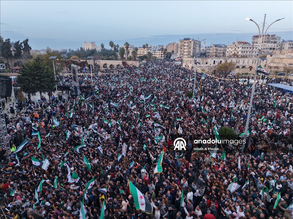 مسير تحرير وأطول علم.. السوريون يحتفلون بالذكرى الأولى لسقوط الأسد