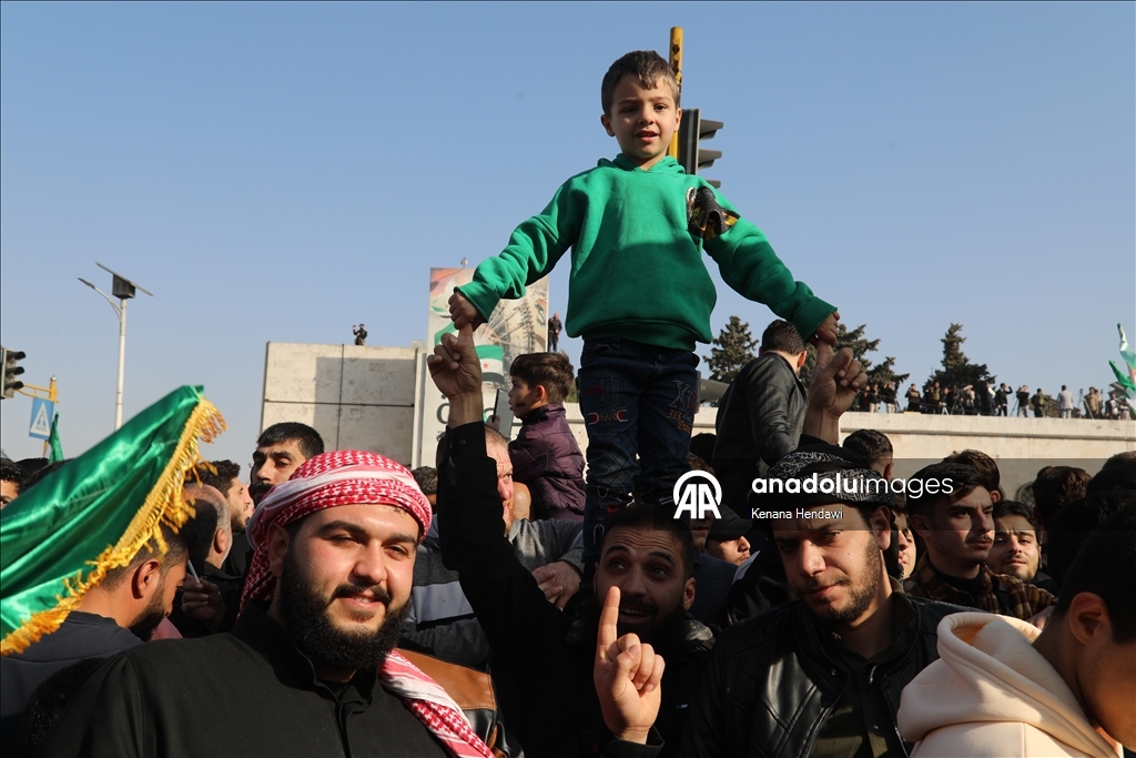 Suriye halkı, 61 yıllık Baas rejiminin devrilmesinin birinci yıl dönümünü kutluyor