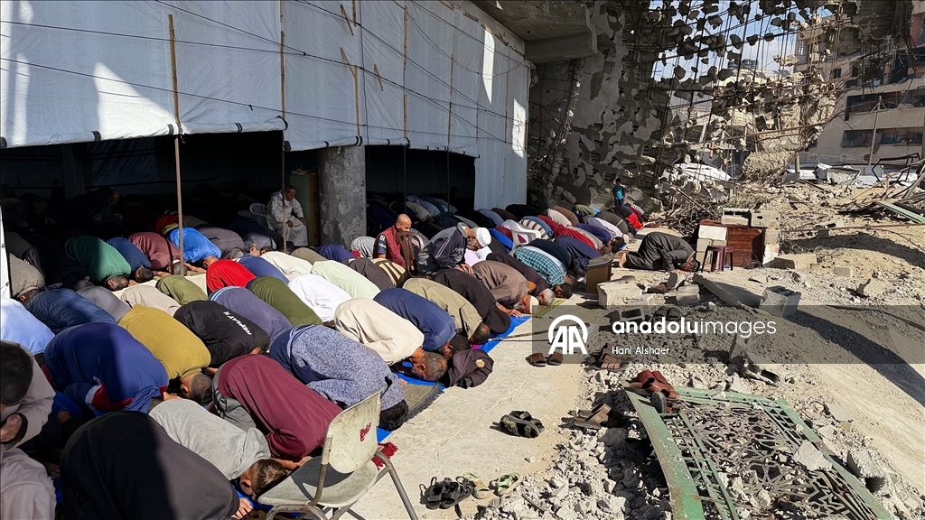 İsrail saldırılarında yıkıma uğrayan Han Yunus'taki Albani Camii'nde cuma namazı kılındı