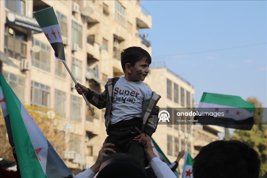 Suriye halkı, 61 yıllık Baas rejiminin devrilmesinin birinci yıl dönümünü kutluyor