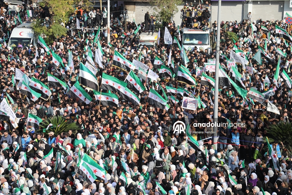 Suriye halkı, 61 yıllık Baas rejiminin devrilmesinin birinci yıl dönümünü kutluyor