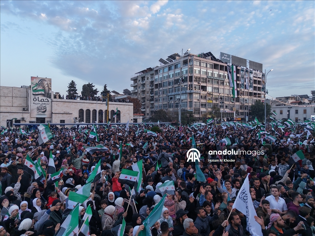 مسير تحرير وأطول علم.. السوريون يحتفلون بالذكرى الأولى لسقوط الأسد