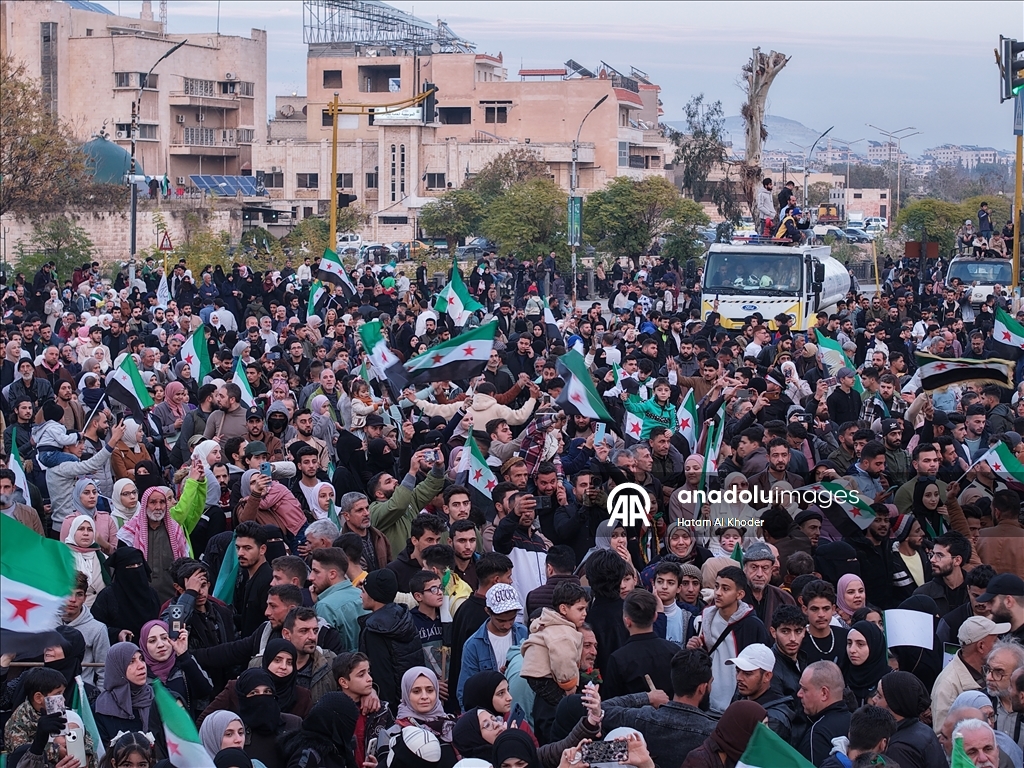 مسير تحرير وأطول علم.. السوريون يحتفلون بالذكرى الأولى لسقوط الأسد