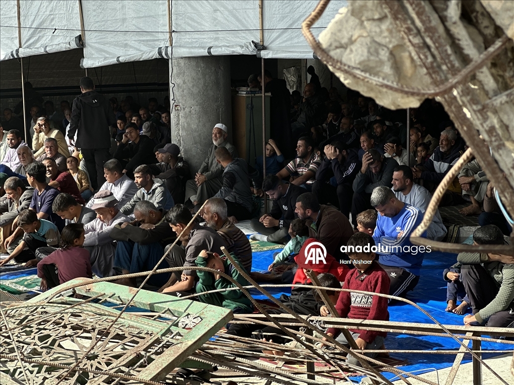 İsrail saldırılarında yıkıma uğrayan Han Yunus'taki Albani Camii'nde cuma namazı kılındı