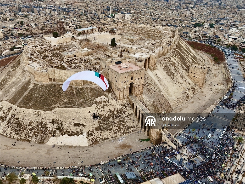 Suriye halkı, 61 yıllık Baas rejiminin devrilmesinin birinci yıl dönümünü kutluyor