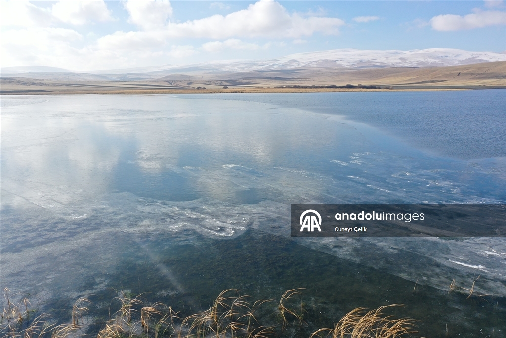 Çıldır Gölü'nün yüzeyi donmaya başladı