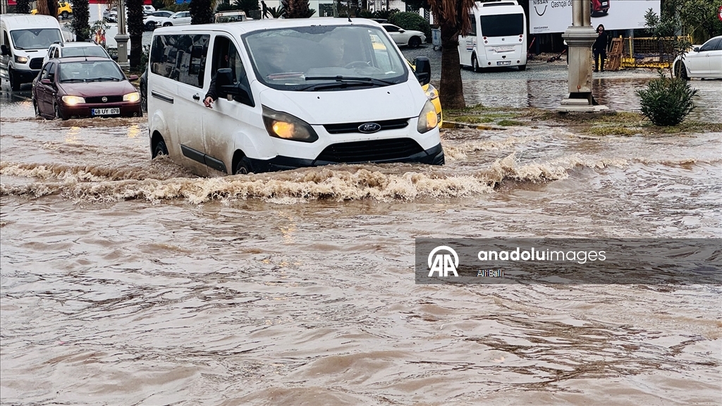 Muğla'da sağanak ve fırtına etkili oluyor