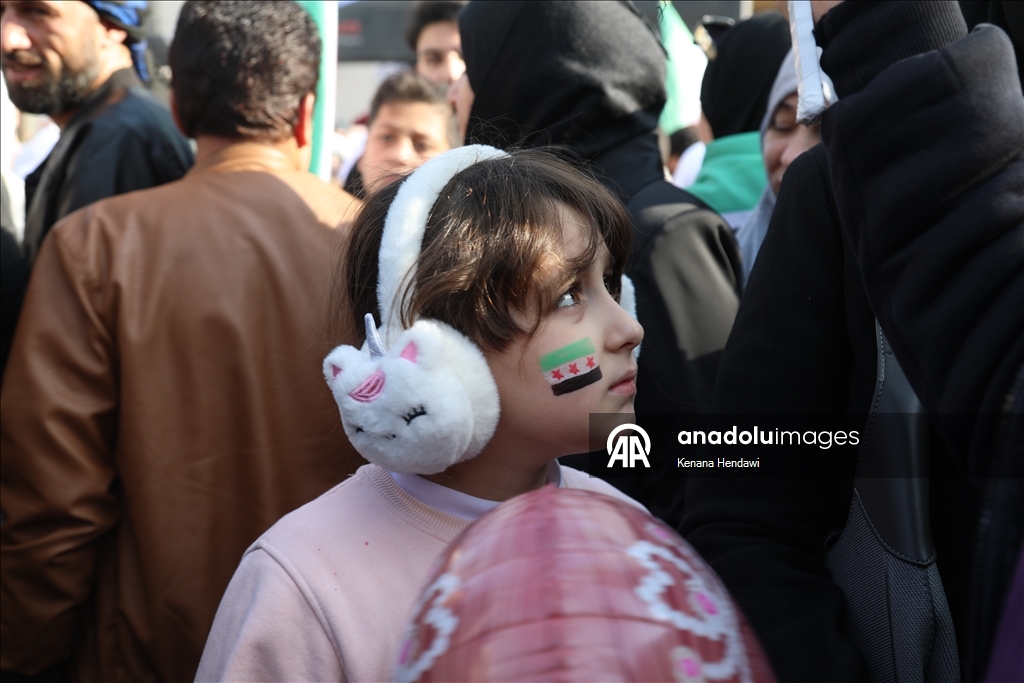 Suriye halkı, 61 yıllık Baas rejiminin devrilmesinin birinci yıl dönümünü kutluyor