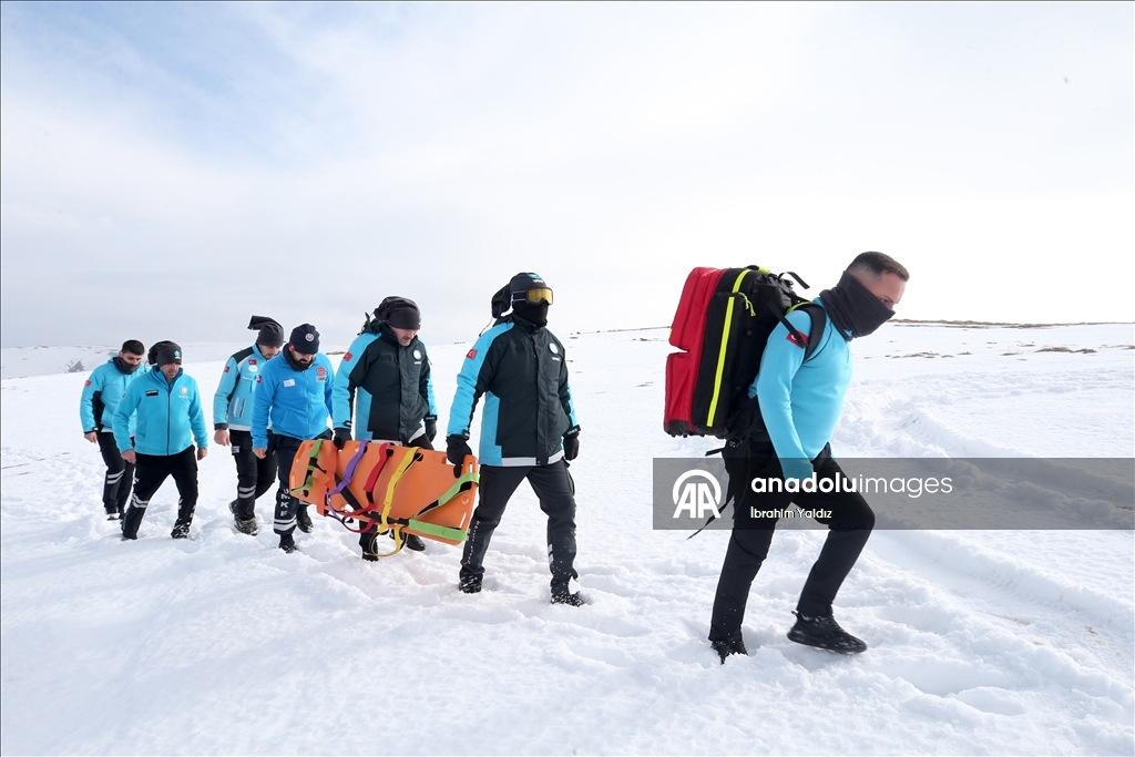 Muş'ta UMKE görevlileri, zorlu eğitimlerle çetin kış şartlarına hazırlanıyor