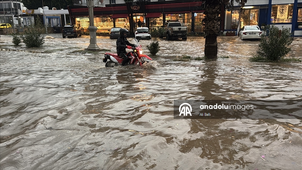Muğla'da sağanak ve fırtına etkili oluyor