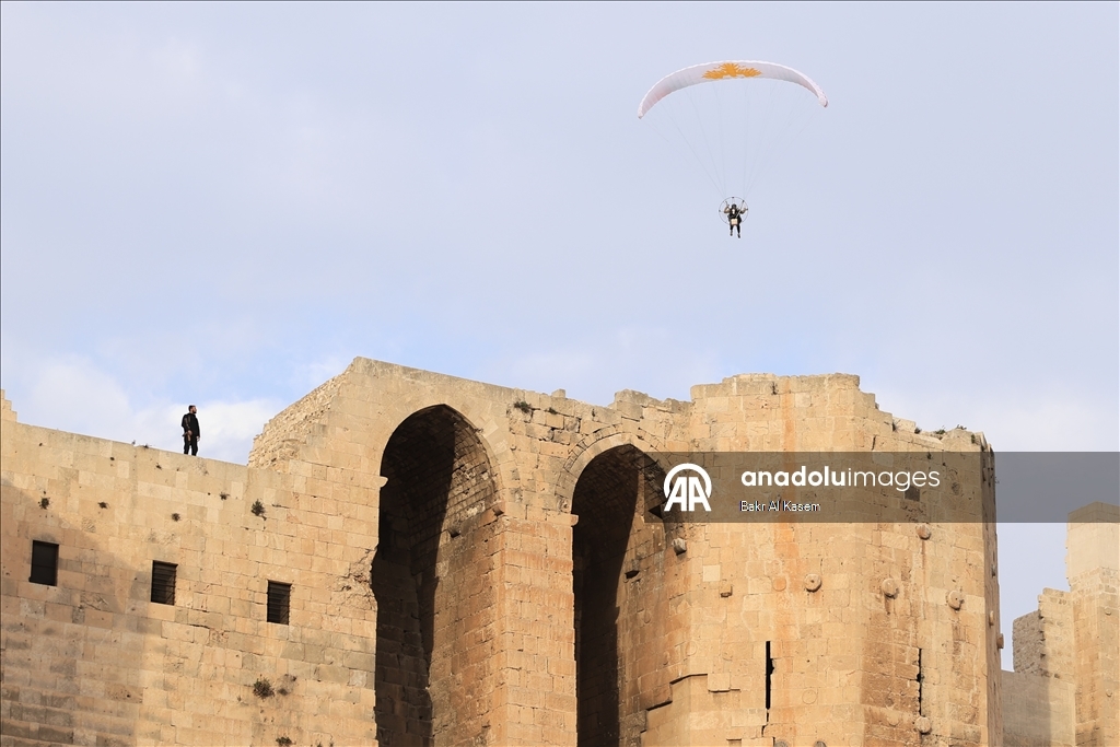 Suriye halkı, 61 yıllık Baas rejiminin devrilmesinin birinci yıl dönümünü kutluyor