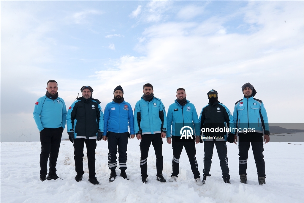 Muş'ta UMKE görevlileri, zorlu eğitimlerle çetin kış şartlarına hazırlanıyor