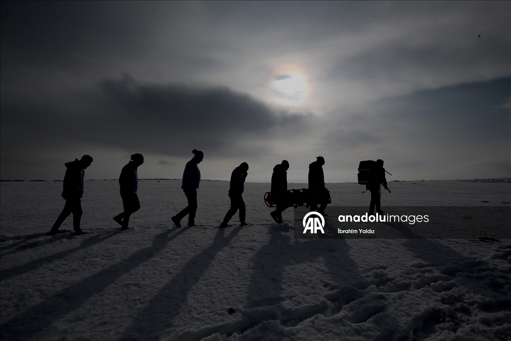 Muş'ta UMKE görevlileri, zorlu eğitimlerle çetin kış şartlarına hazırlanıyor