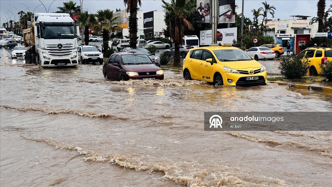 Muğla'da sağanak ve fırtına etkili oluyor