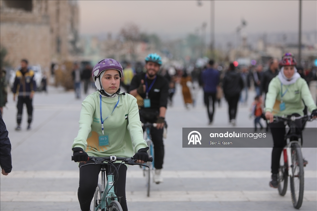 Suriye halkı, 61 yıllık Baas rejiminin devrilmesinin birinci yıl dönümünü kutluyor