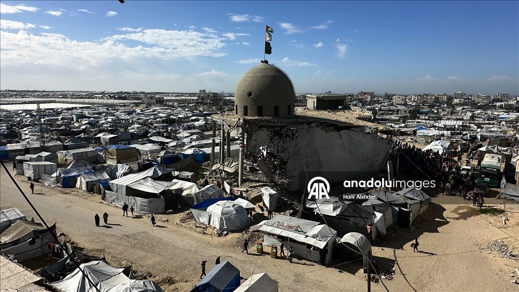 İsrail saldırılarında yıkıma uğrayan Han Yunus'taki Albani Camii'nde cuma namazı kılındı