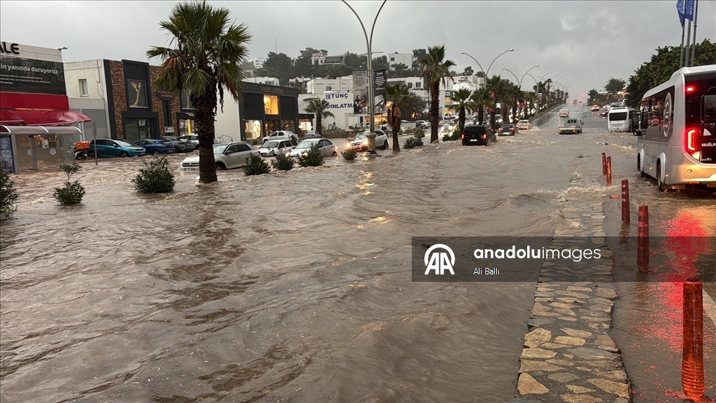 Muğla'da sağanak ve fırtına etkili oluyor