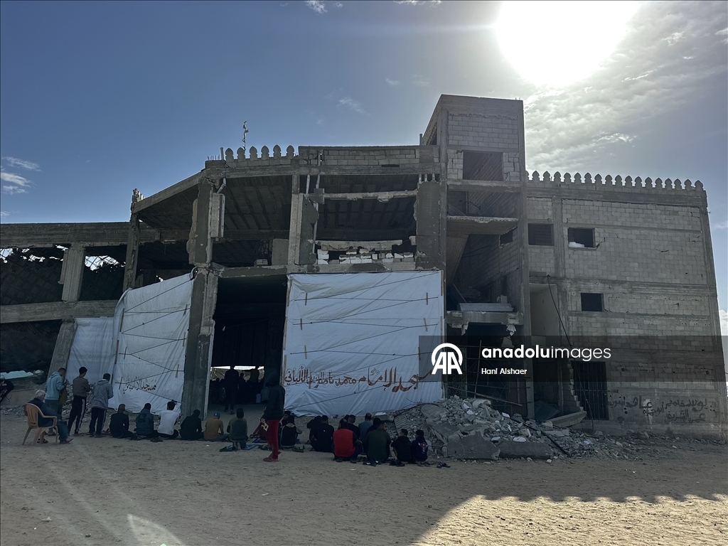 İsrail saldırılarında yıkıma uğrayan Han Yunus'taki Albani Camii'nde cuma namazı kılındı