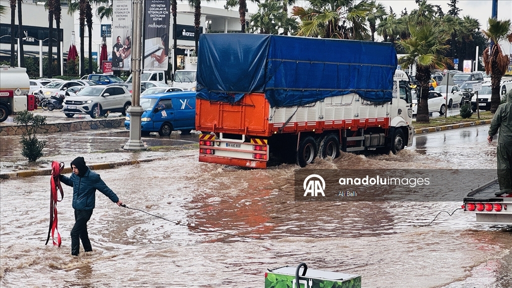 Muğla'da sağanak ve fırtına etkili oluyor
