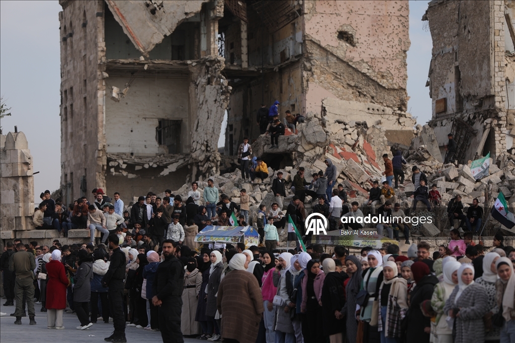 Suriye halkı, 61 yıllık Baas rejiminin devrilmesinin birinci yıl dönümünü kutluyor