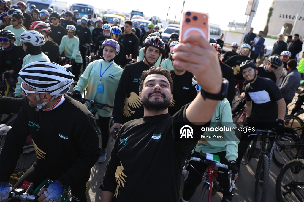 Suriye halkı, 61 yıllık Baas rejiminin devrilmesinin birinci yıl dönümünü kutluyor