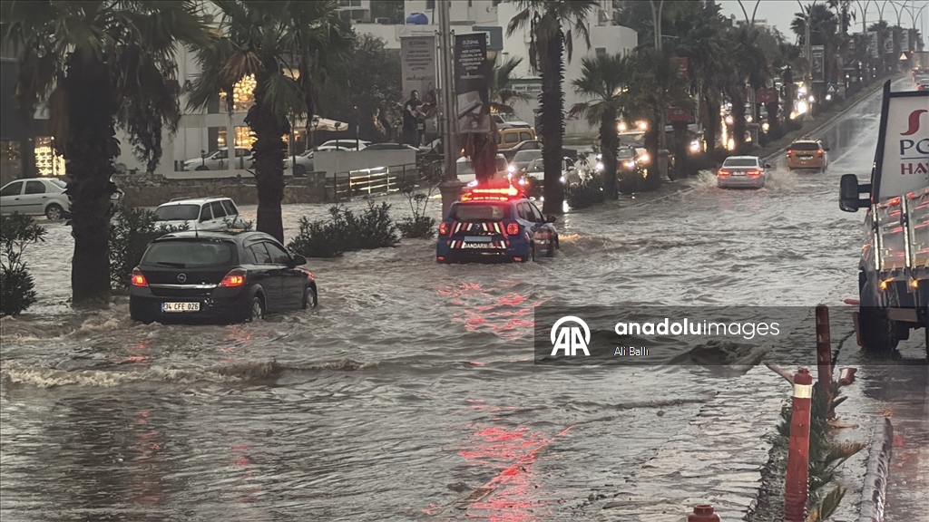 Muğla'da sağanak ve fırtına etkili oluyor