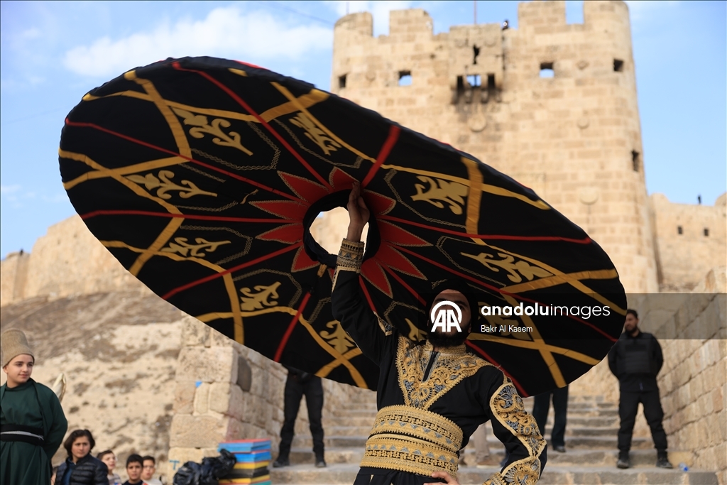 Suriye halkı, 61 yıllık Baas rejiminin devrilmesinin birinci yıl dönümünü kutluyor