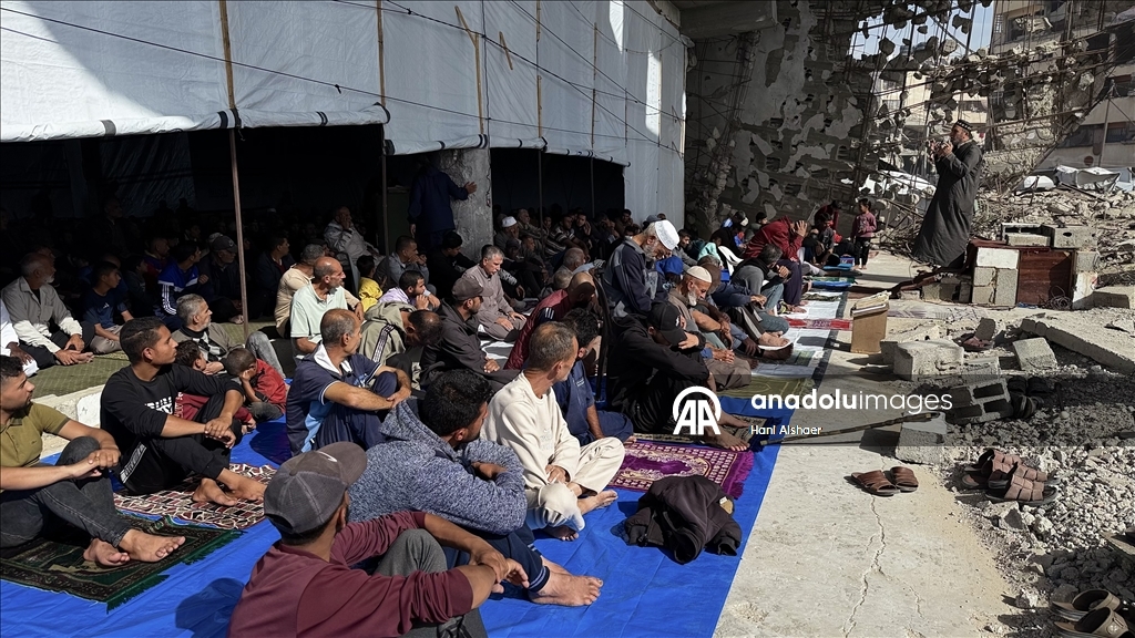 İsrail saldırılarında yıkıma uğrayan Han Yunus'taki Albani Camii'nde cuma namazı kılındı