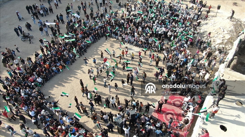 Suriye halkı, 61 yıllık Baas rejiminin devrilmesinin birinci yıl dönümünü kutluyor