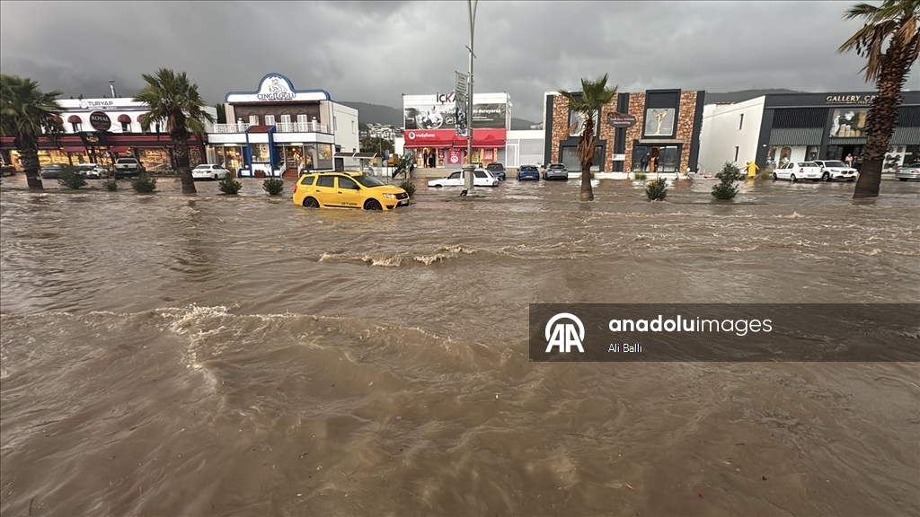 Muğla'da sağanak ve fırtına etkili oluyor