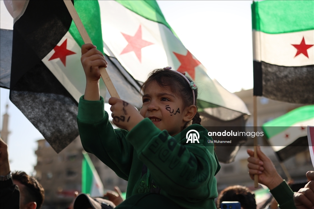 Suriye halkı, 61 yıllık Baas rejiminin devrilmesinin birinci yıl dönümünü kutluyor