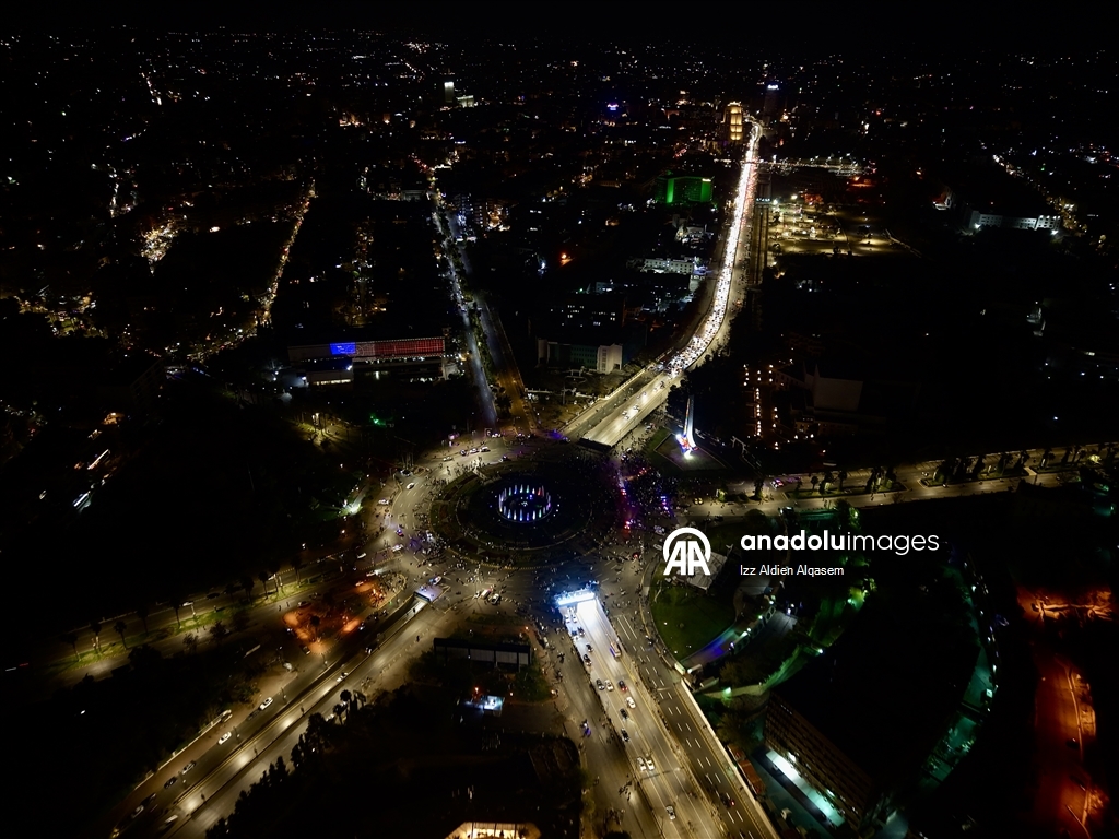 Suriye halkı, 61 yıllık Baas rejiminin devrilmesinin birinci yıl dönümünü kutluyor