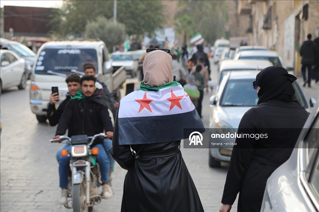 Suriye halkı, 61 yıllık Baas rejiminin devrilmesinin birinci yıl dönümünü kutluyor