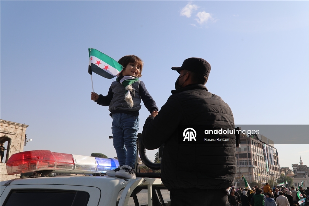 Suriye halkı, 61 yıllık Baas rejiminin devrilmesinin birinci yıl dönümünü kutluyor
