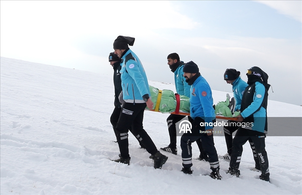 Muş'ta UMKE görevlileri, zorlu eğitimlerle çetin kış şartlarına hazırlanıyor