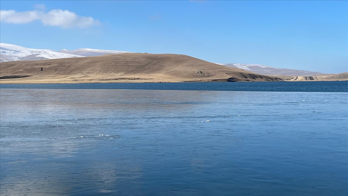 Çıldır Gölü'nün yüzeyi donmaya başladı