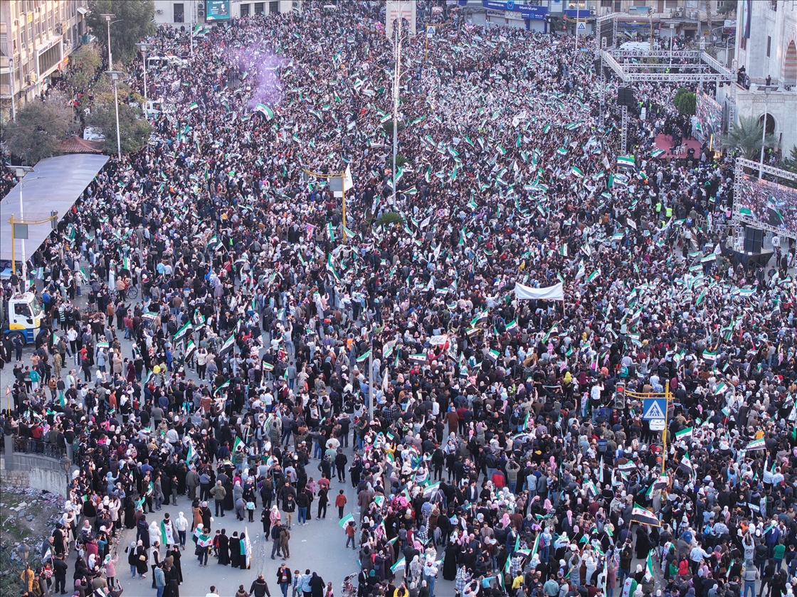 مسير تحرير وأطول علم.. السوريون يحتفلون بالذكرى الأولى لسقوط الأسد