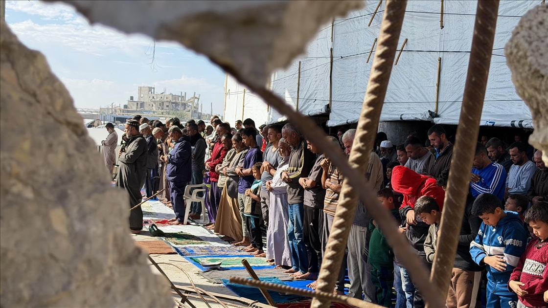 İsrail saldırılarında yıkıma uğrayan Han Yunus'taki Albani Camii'nde cuma namazı kılındı