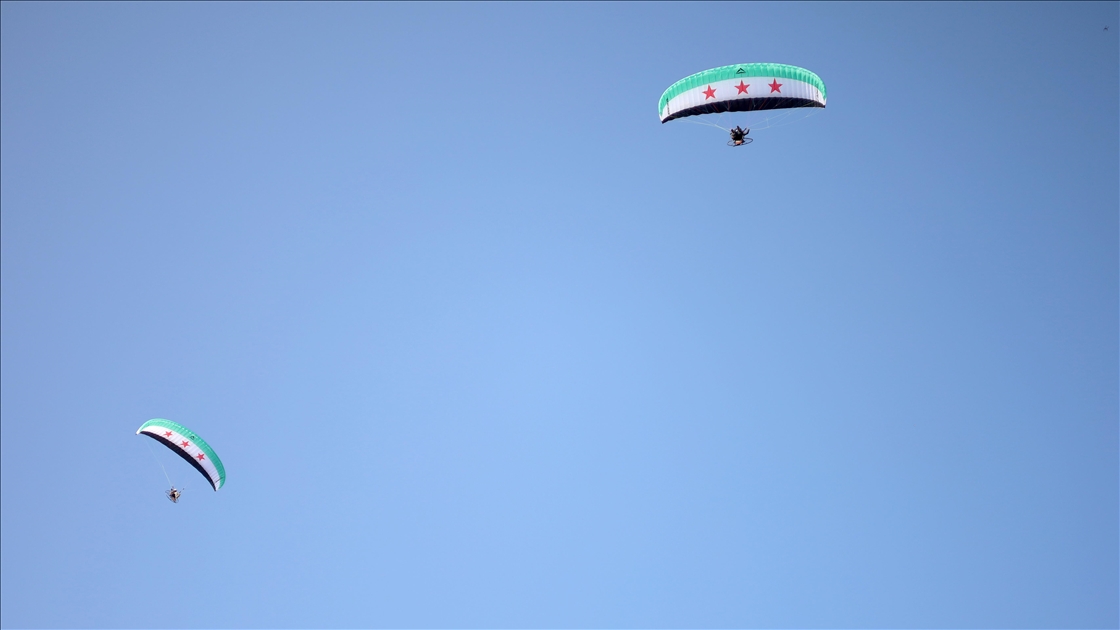 Suriye halkı, 61 yıllık Baas rejiminin devrilmesinin birinci yıl dönümünü kutluyor