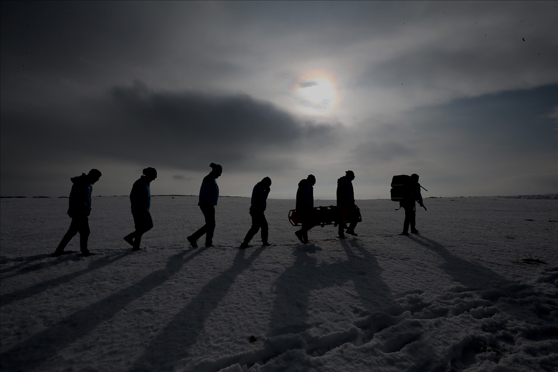 Muş'ta UMKE görevlileri, zorlu eğitimlerle çetin kış şartlarına hazırlanıyor