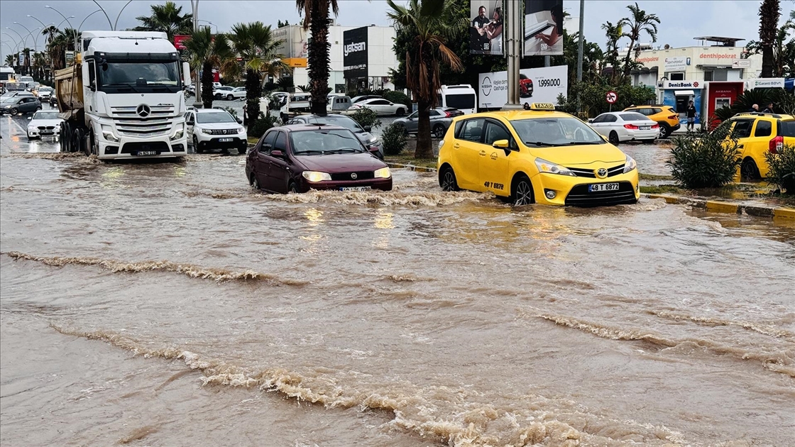 Muğla'da sağanak ve fırtına etkili oluyor