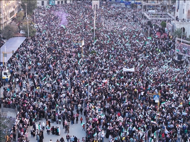 مسير تحرير وأطول علم.. السوريون يحتفلون بالذكرى الأولى لسقوط الأسد