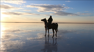 بحيرة الملح التركية.. مسرح الغروب المهيب
