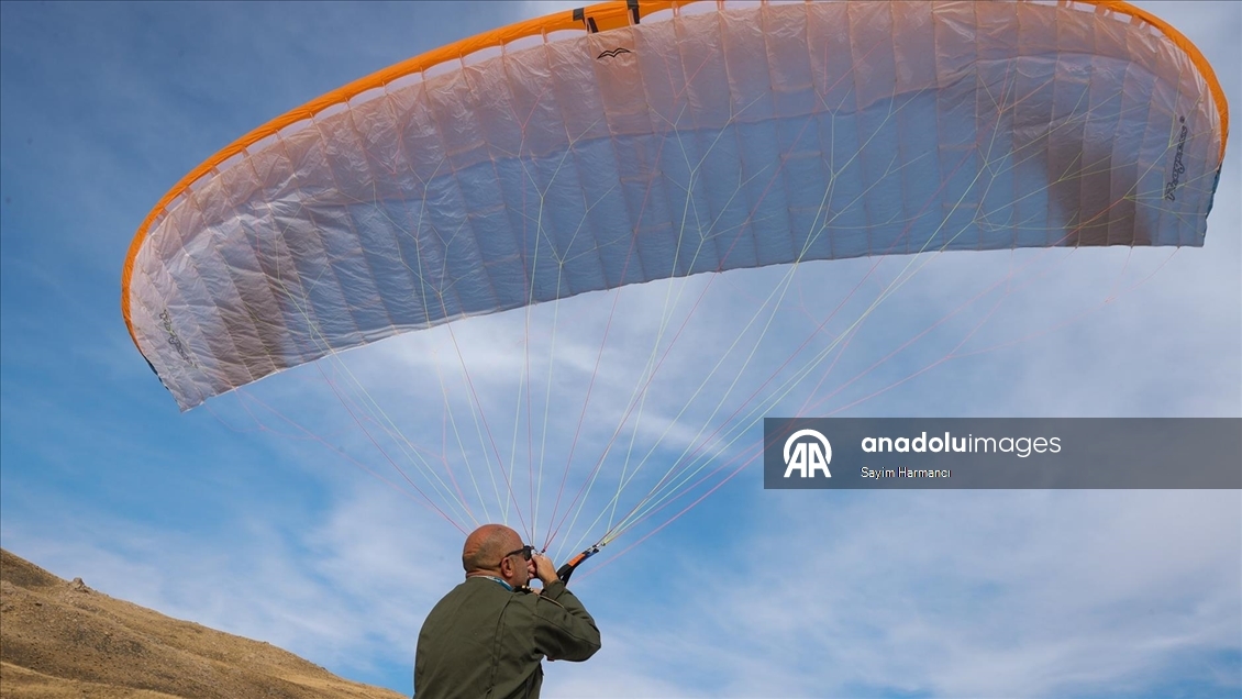 Hakkarili öğretmen pilot, paraşüt tutkunlarına gökyüzünün kapılarını aralıyor