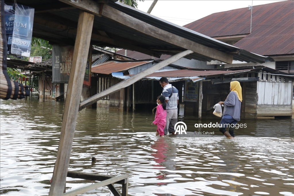 Güney Asya'da geçen hafta başlayan sel ve heyelanlarda ölenlerin sayısı 1500'ü aştı 
