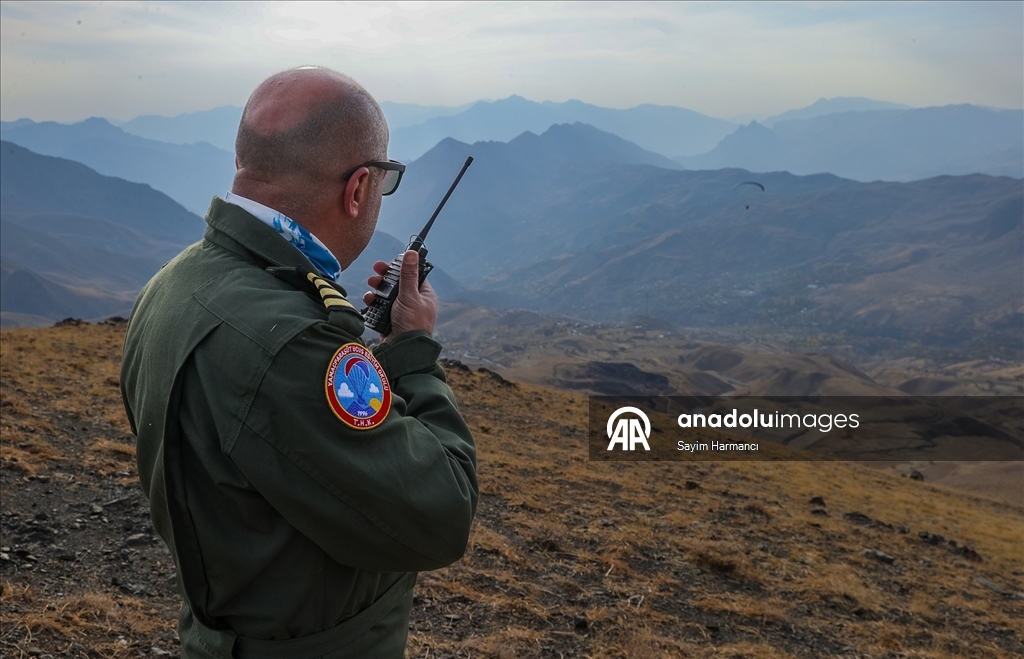 Hakkarili öğretmen pilot, paraşüt tutkunlarına gökyüzünün kapılarını aralıyor