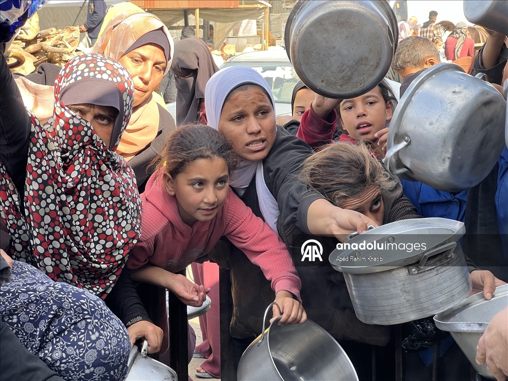 Gazze'nin Han Yunus kentindeki Filistinlilere yemek dağıtımı yapıldı