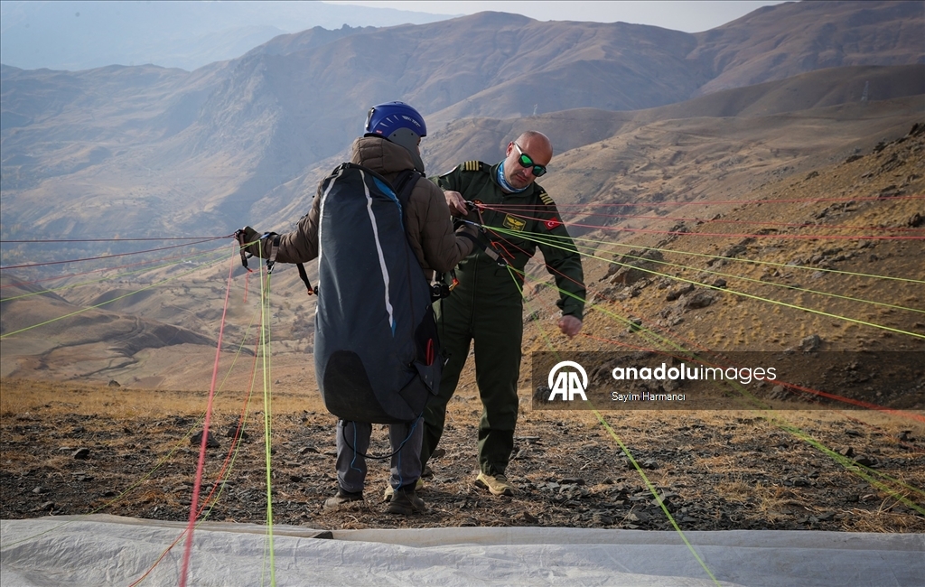 Hakkarili öğretmen pilot, paraşüt tutkunlarına gökyüzünün kapılarını aralıyor