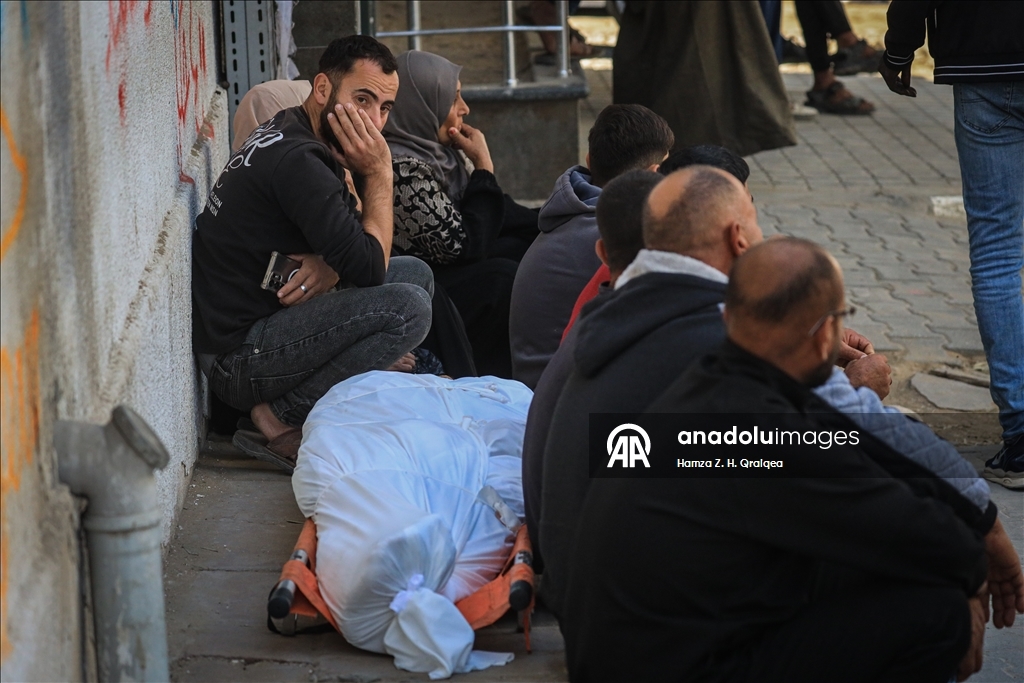 İsrail'in Gazze'ye düzenlediği saldırılarda biri sivil savunma ekibi 3 kişi hayatını kaybetti